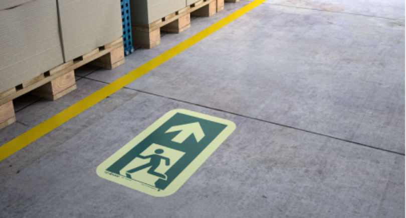 Znaki podłogowe – czytelne oznakowanie bezpieczeństwa bezpośrednio na posadzce